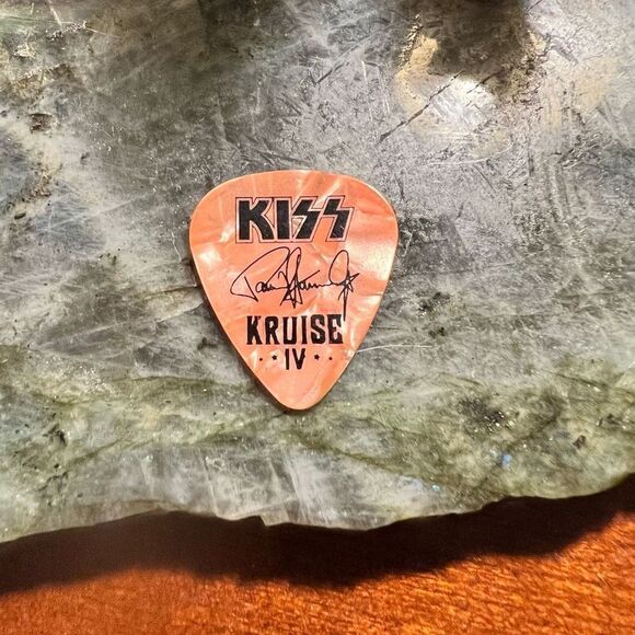 KISS Kruise IV Paul Stanley Guitar Pick Orange Pearl signed rock band rare 2014 - Picture 2 of 2